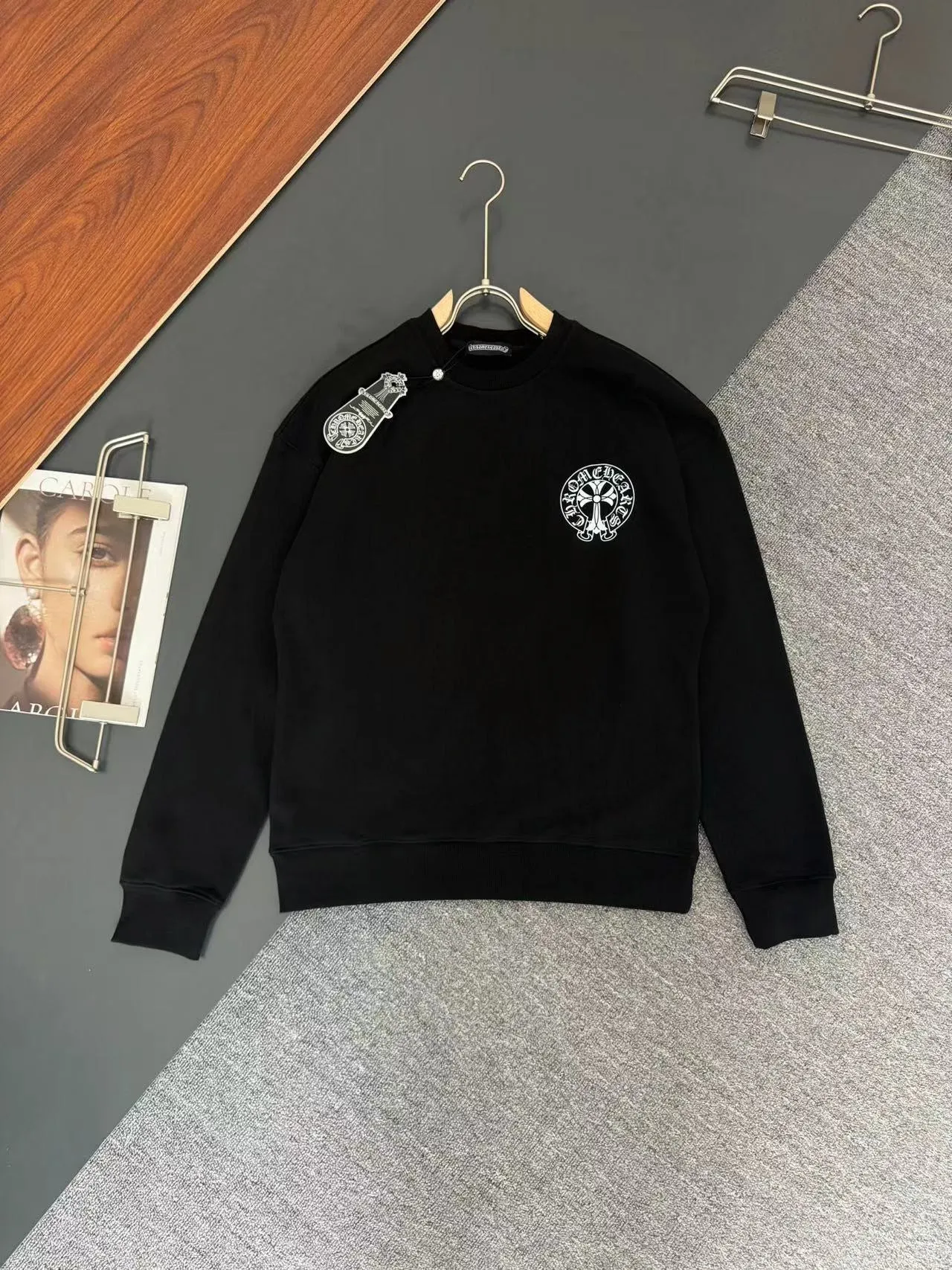P230 Chrome Hearts*Chrome Hearts* The latest round-neck fashionable long-sleeved sweatshirt in autumn and winter, with printed logo design and 400 grams of pure cotton fabric! It is close to the skin and comfortable, durable and easy to wear. The original factory craftsmanship is meticulous. It is a must-have for casual wear. Size S M L XL XXL